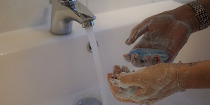 把食品安全放在第一位与机器人,机器人可能会打击污染食品生产线?gydF4y2Ba